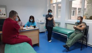 Centrele de vaccinare din Buzău revin la programul de 12 ore, odată cu începerea administrării celei de-a treia doze