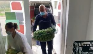 Polițiștii de la Glodeanu Sărat au donat o tonă de legume Spitalului Smeeni