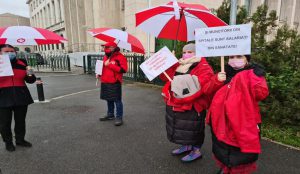 Protest spontan al sindicaliștilor de la Sanitas în fața Guvernului