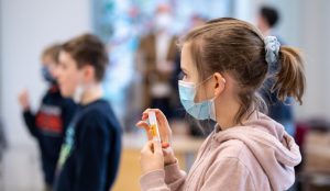 Elevii reclamă riscul de contaminare a testelor rapide antigen din școli