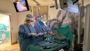 Medici cu mâni de aur și robotul DaVinci au salvat viața unui tânăr de 30 de ani, prin transplant