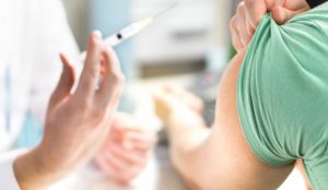 Românii pot solicita medicilor administrarea celei de-a patra doză de vaccin Pfizer