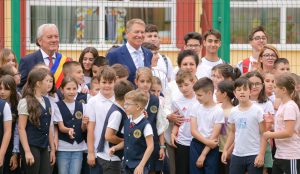 Iohannis, Ciolacu și câțiva miniștri au vizitat la Buzău prima școală „verde” din România