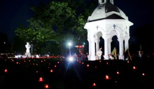 Eroii neamului, comemorați prin manifestări încheiate cu sute de candele aprinse