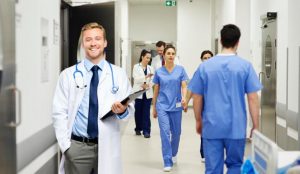 Blocarea angajărilor în spitale crește riscul de închidere a unor secții și de plecare a medicilor tineri din țară