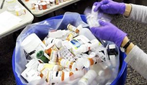 Președintele Iohannis cere reexaminarea legii privind medicamentele expirate și înființarea farmaciilor universitare