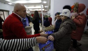 Moș Nicolae a lăsat daruri pentru 1200 de copii, la Consiliul Județean Buzău