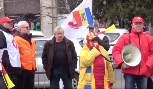 Sindicaliștii din spitalele CFR au protestat la ușa lui Grindeanu