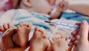 Bebeluși gemeni, de doar o lună, internați cu gripă la Spitalul „Victor Bebeș” din Timișoara