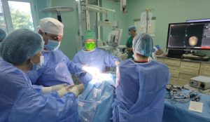 Un tânăr din Bacău și-a dat licența de pe patul de spital și apoi a fost operat pe creier (VIDEO)