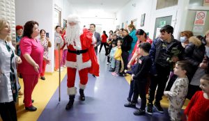 Moș Crăciun a ajuns încărcat cu daruri la copiii din Spitalul Județean Buzău (FOTO)