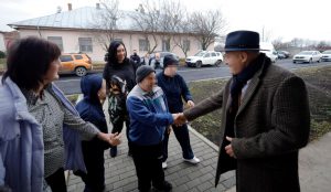 Persoanele adulte cu dizabilități din patru comune ale județului Buzău întâmpină Crăciunul în casă nouă