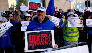 Angajații TESA din Spitalul Județean Buzău protestează la Ministerul Sănătății