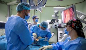 Premieră medicală: Specialiștii Spitalului Militar Central au realizat prima intervenție pe creier prin pleoapă, din România