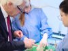 În premieră în România, viitorii chirurgi cardiovasculari pediatri învață să opereze pe cord, folosind inimi printate 3D