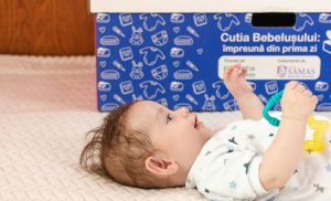 Studiu: nouă din zece mame folosesc Cutia Bebelușului ca pătuț pentru copil, în primele patru luni