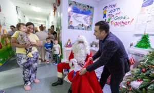Moș Crăciun a mers încărcat cu daruri la Spitalul Județean Buzău (FOTO)