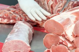 Peste o tonă de carne posibil contaminată cu pestă porcină, retrasă de la vânzare de DSVSA Buzău